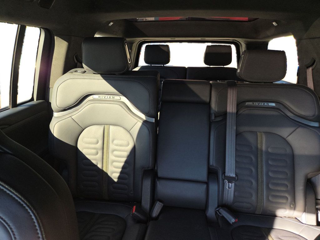 Rivian R1S photo 13