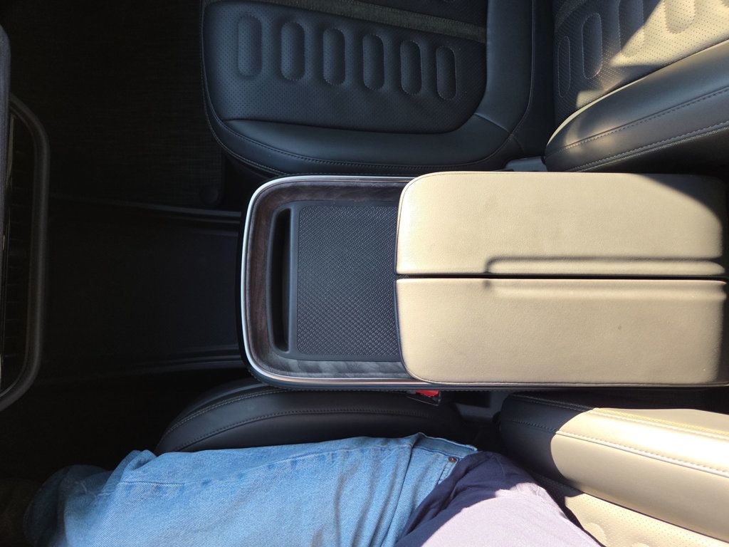 Rivian R1S photo 15
