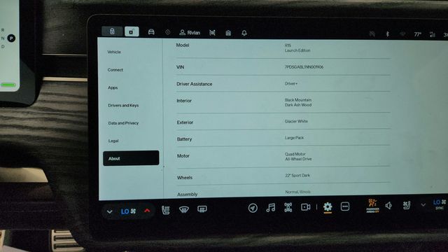 2022 Rivian R1S Launch Edition w/ 22-Inch Sport Dark Wheels & Ash Wood - 23081846 - 18
