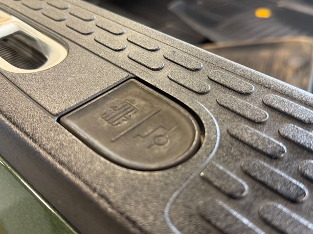 2022 Rivian R1T Adventure Package AWD - 23070600 - 38