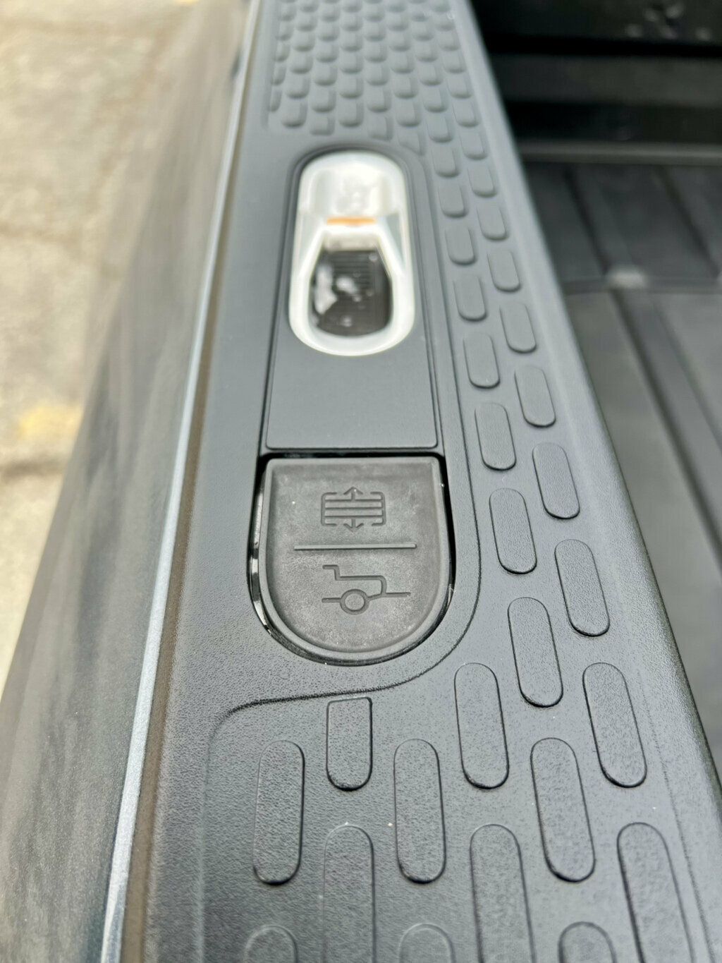 2022 Rivian R1T Launch Edition AWD - 23054594 - 9
