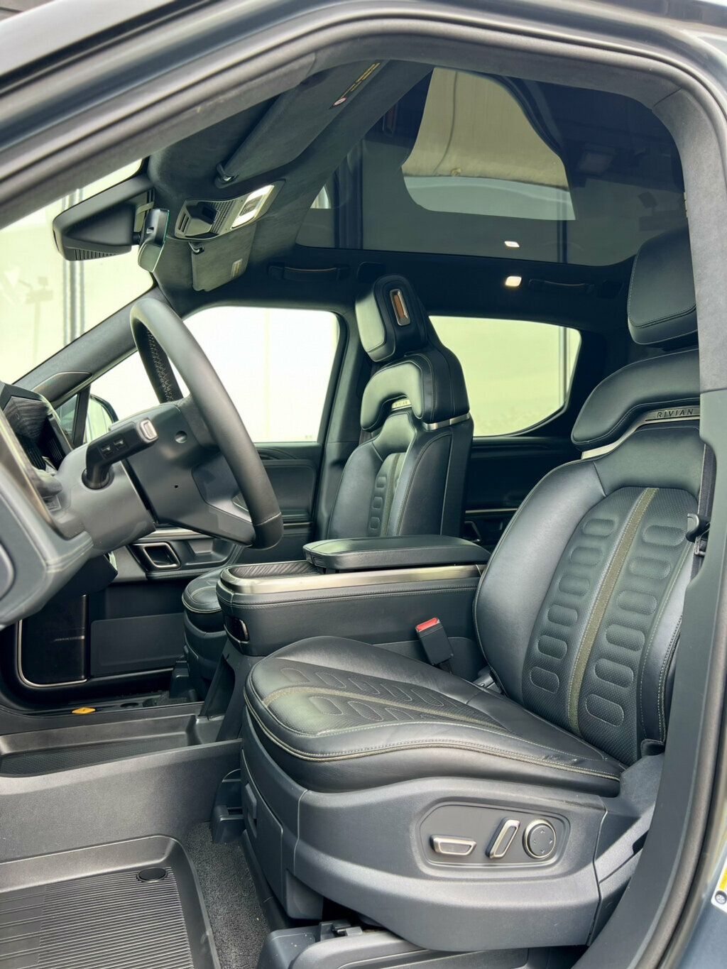 2022 Rivian R1T Launch Edition AWD - 23054594 - 17