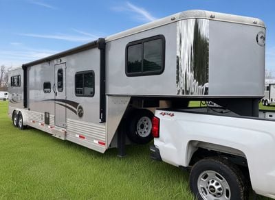2022 Shadow 3 Horse Slant 14' Living Quarters w/ Slide