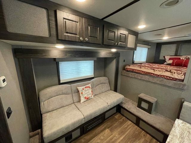 2022 Shadow 3 Horse Slant 14' Living Quarters w/ Slide  - 22980190 - 11