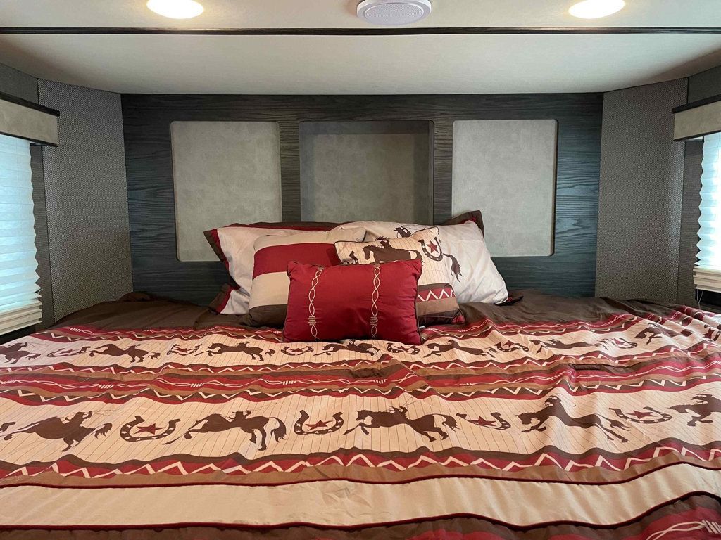 2022 Shadow 3 Horse Slant 14' Living Quarters w/ Slide  - 22980190 - 12