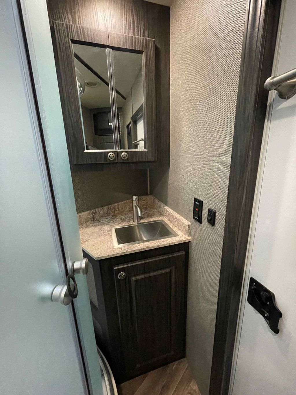 2022 Shadow 3 Horse Slant 14' Living Quarters w/ Slide  - 22980190 - 17