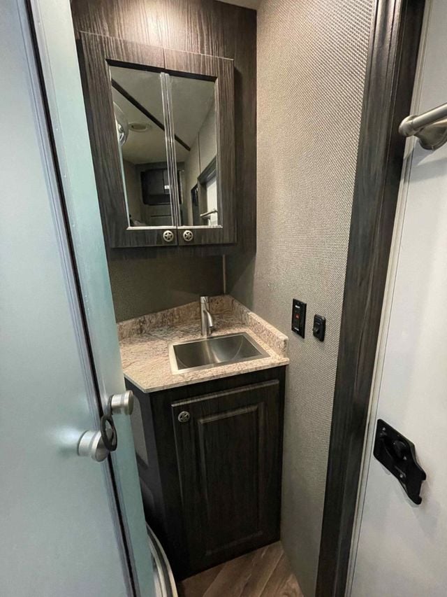 2022 Shadow 3 Horse Slant 14' Living Quarters w/ Slide  - 22980190 - 17