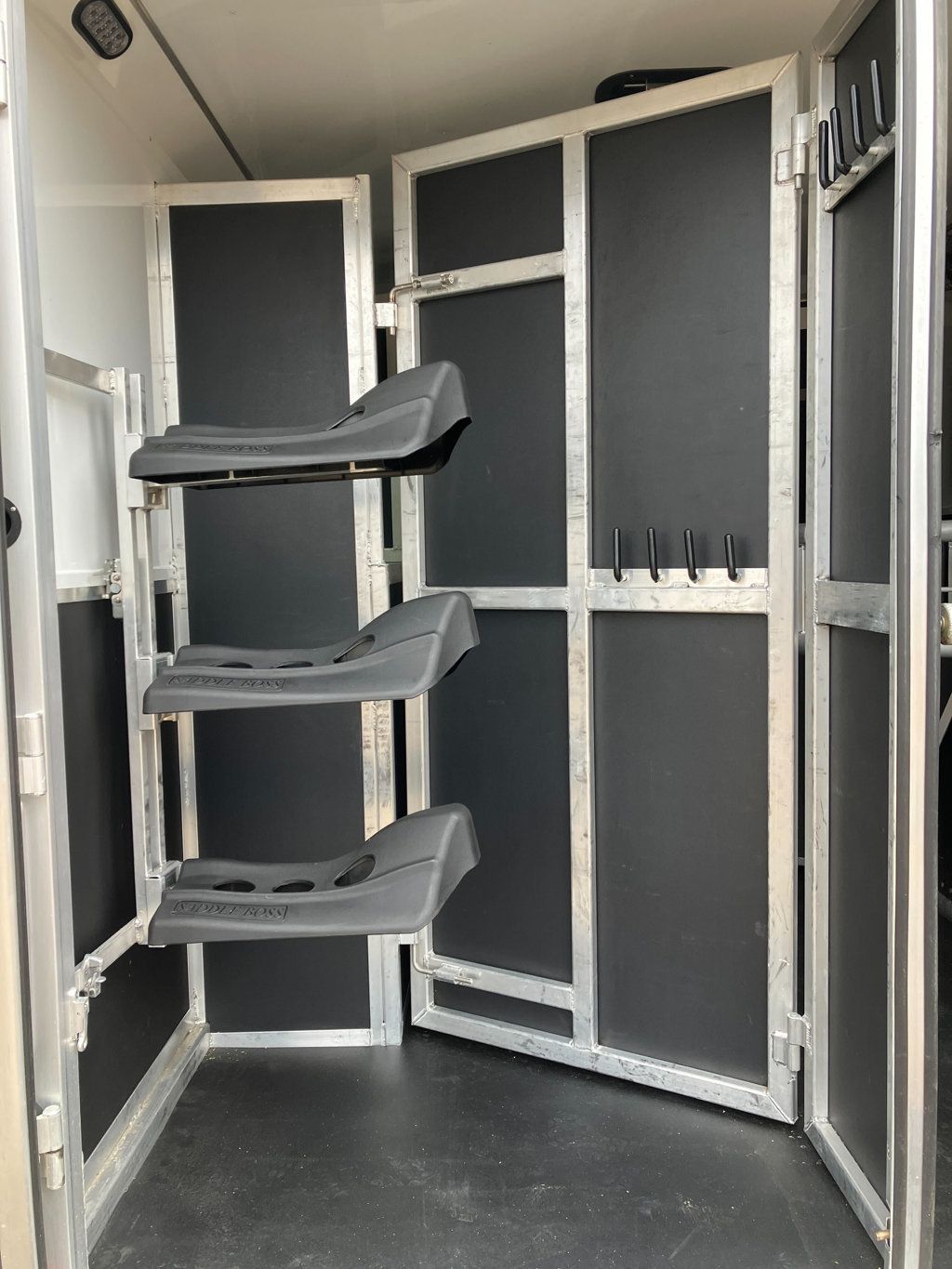 2022 Shadow 3 Horse Slant 14' Living Quarters w/ Slide  - 22980190 - 5