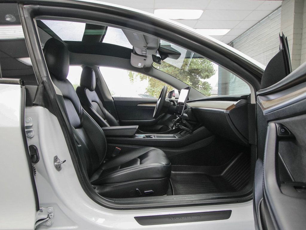 Tesla Model 3 photo 17