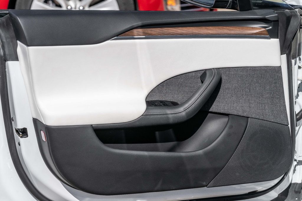 2022 Tesla Model S Custom steering yoke! White Interior! - 22394026 - 13