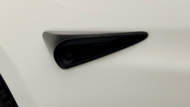 2022 Tesla Model S Plaid AWD - 22972369 - 32