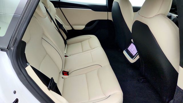 2022 Tesla Model S Plaid AWD w/ Cream Premium Interior - 23083467 - 26