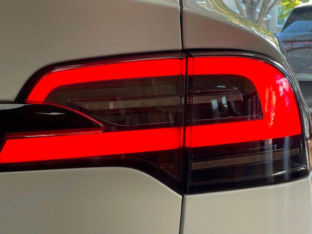 2022 Tesla Model X photo 13