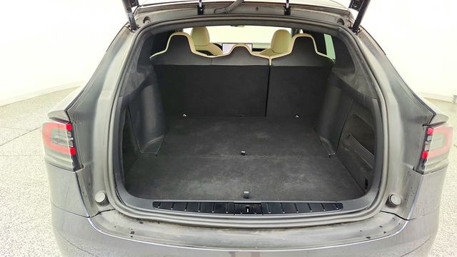 2022 Tesla Model X AWD w/ Cream Premium Interior - 23079085 - 28