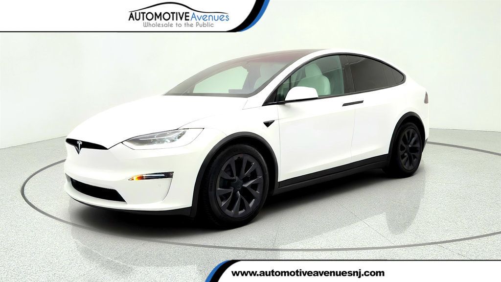 2022 Tesla Model X AWD w/ White & Black Premium Interior & TACC - 23032124 | Video 1