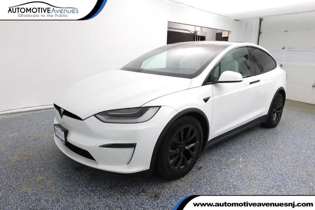 2022 Tesla Model X Plaid AWD with 6 Seat White & Black Premium Interior - 22938643 | Video 1