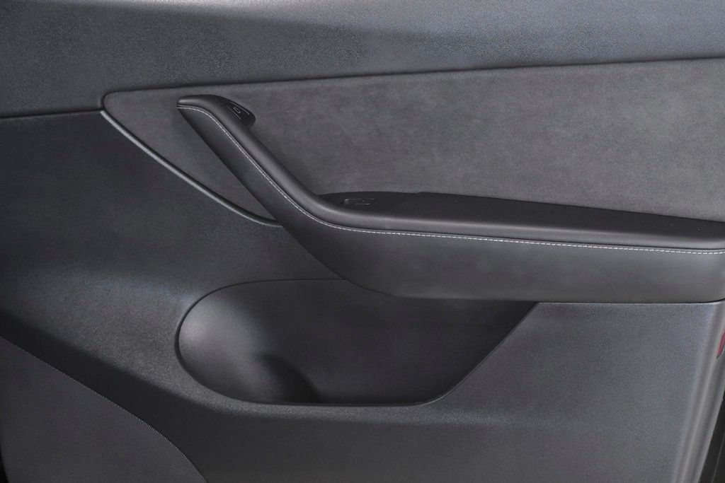 2022 Tesla Model Y Long Range AWD - 22379211 - 17