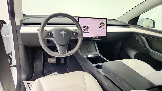 2022 Tesla Model Y Long Range AWD w/ 20'' Wheels + Black & White Interior - 23051556 - 11