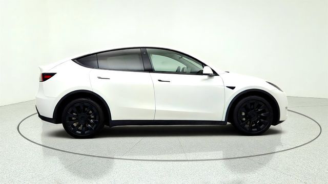 2022 Tesla Model Y Long Range AWD w/ 20'' Wheels + Black & White Interior - 23051556 - 3