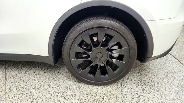 2022 Tesla Model Y Long Range AWD w/ 20'' Wheels + Black & White Interior - 23051556 - 8