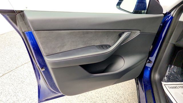 2022 Tesla Model Y Long Range AWD w/ 7-Seat Int, Acceleration Boost & Inductions - 23040113 - 10