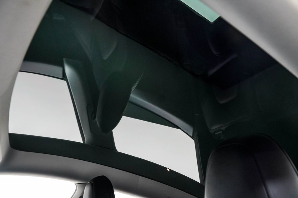 Tesla Model Y photo 12