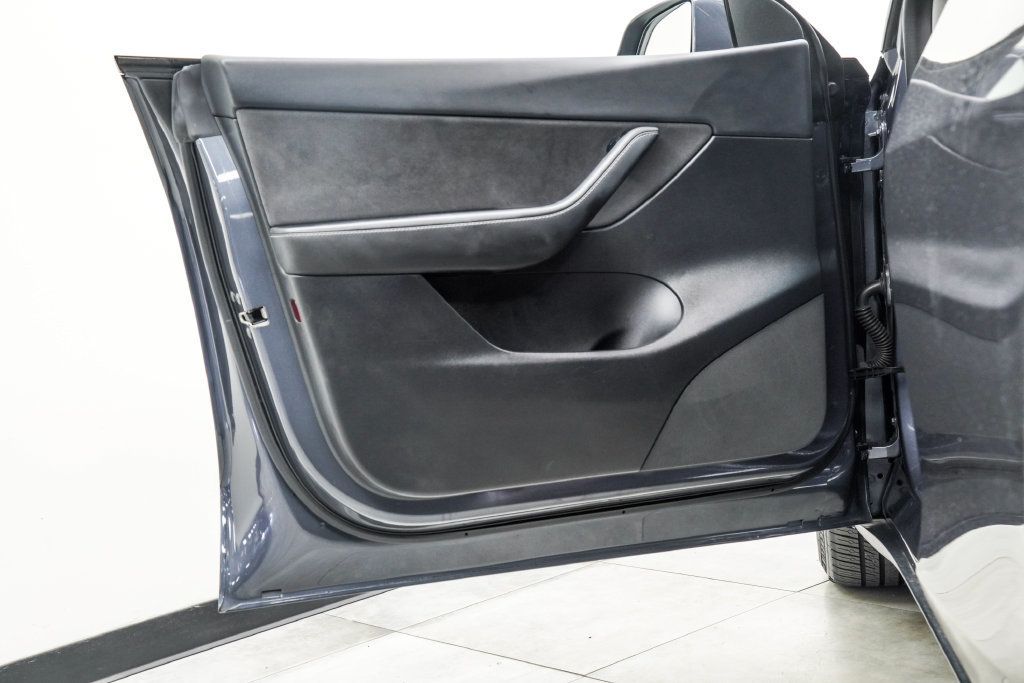 Tesla Model Y photo 38
