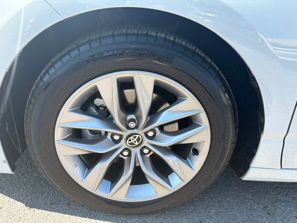 2022 Toyota Avalon XLE photo 11