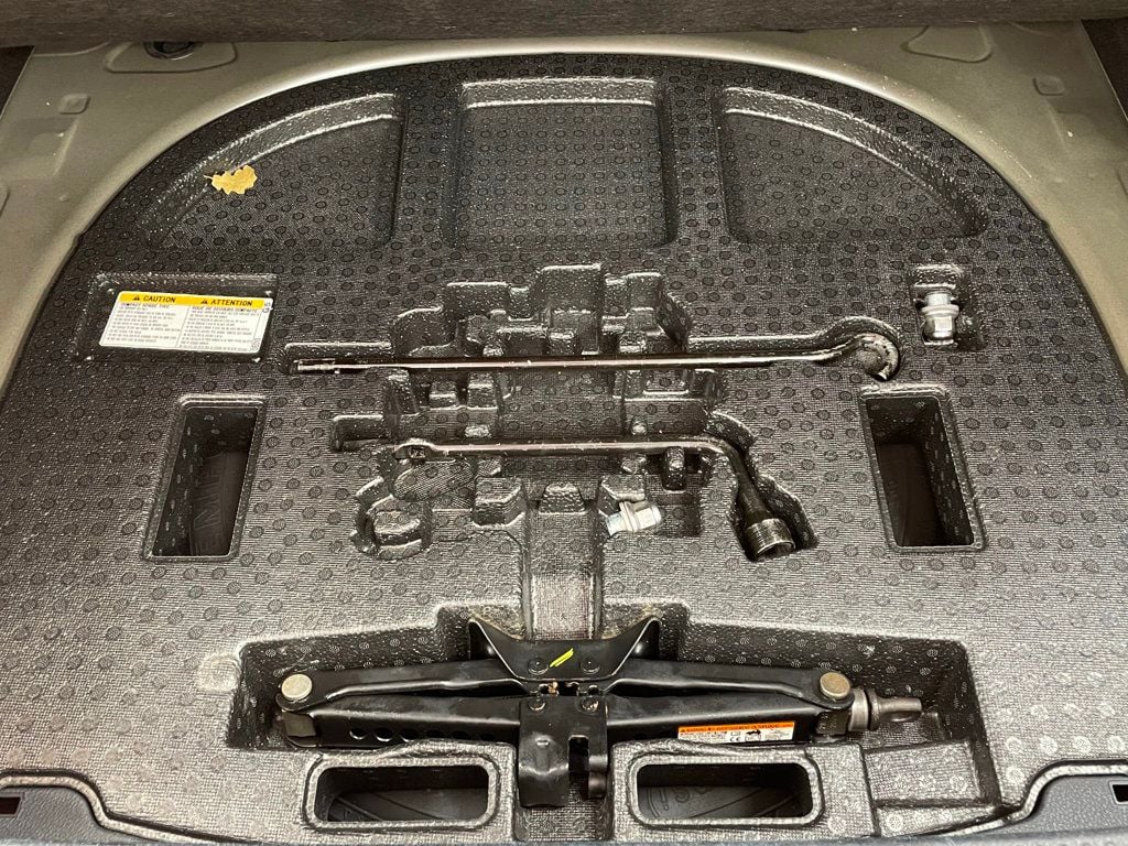 2022 Toyota Camry Hybrid LE CVT - 23016971 - 19