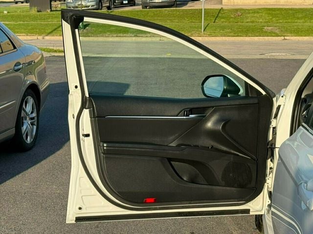 2022 Toyota Camry Hybrid LE CVT - 23015497 - 17