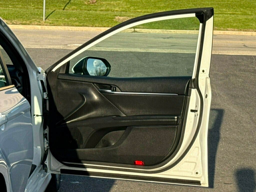 2022 Toyota Camry Hybrid LE CVT - 23015497 - 18