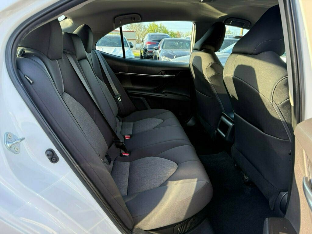 2022 Toyota Camry Hybrid LE CVT - 23015497 - 19