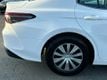 2022 Toyota Camry Hybrid LE CVT - 23015497 - 35