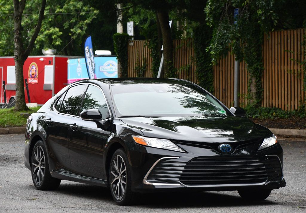 2022 Toyota Camry Hybrid XLE photo 3