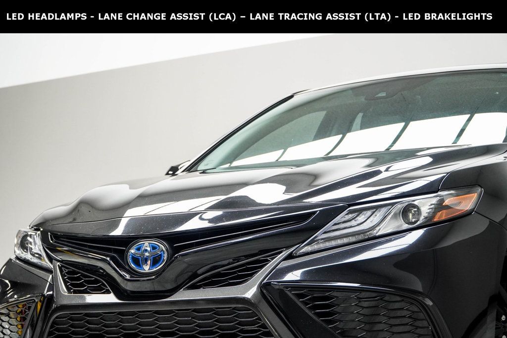 2022 Toyota Camry Hybrid XSE photo 2