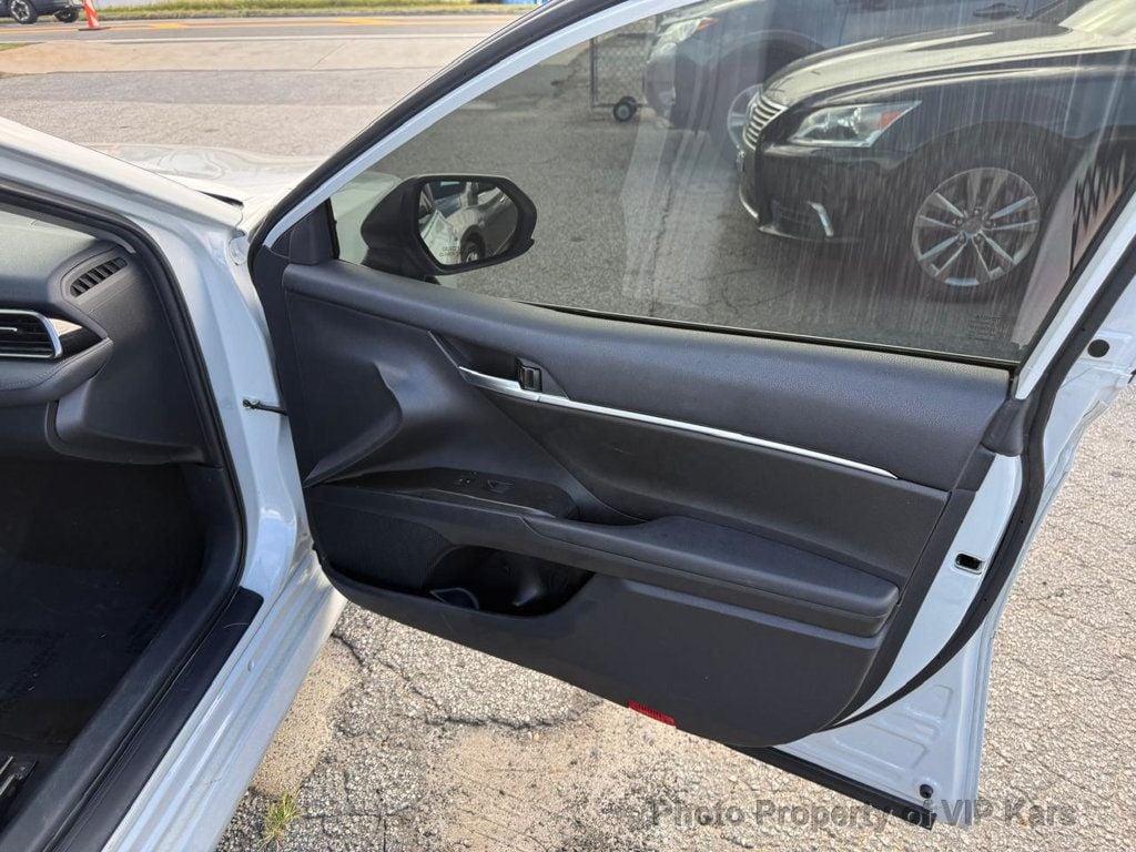 2022 Toyota Camry LE photo 17