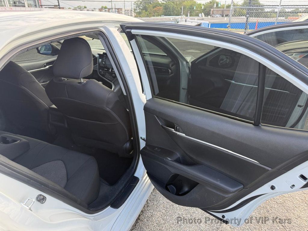 2022 Toyota Camry LE photo 19