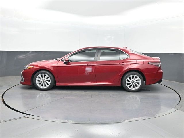 2022 Toyota Camry LE photo 2