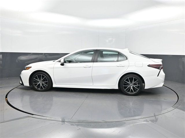 2022 Toyota Camry SE photo 2