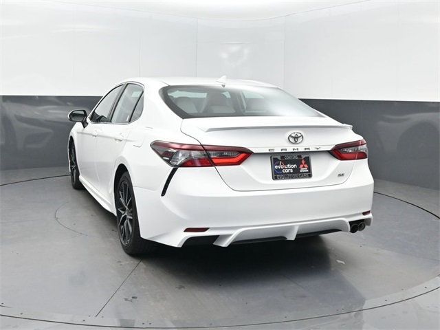 2022 Toyota Camry SE photo 3