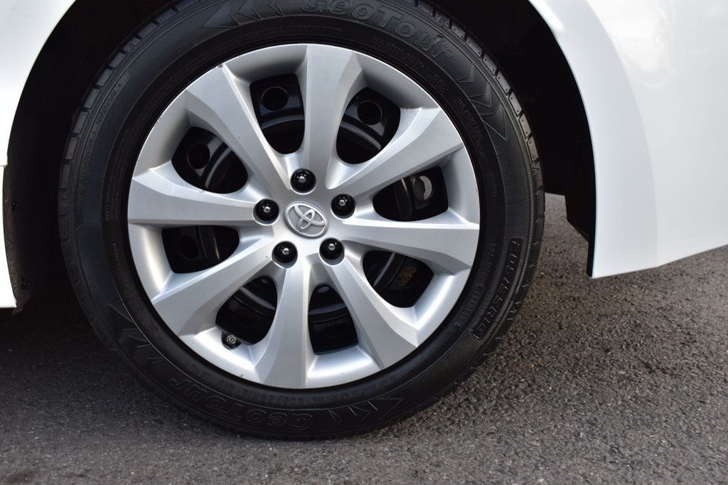 2022 Toyota Corolla LE photo 11