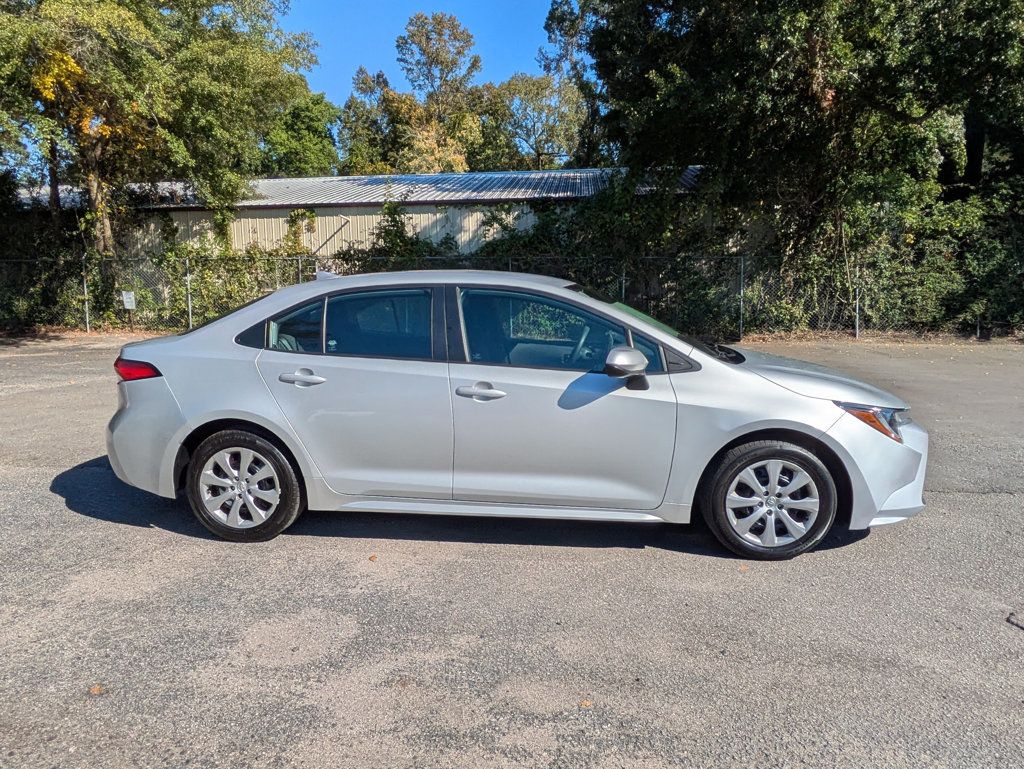 2022 Toyota Corolla LE photo 2