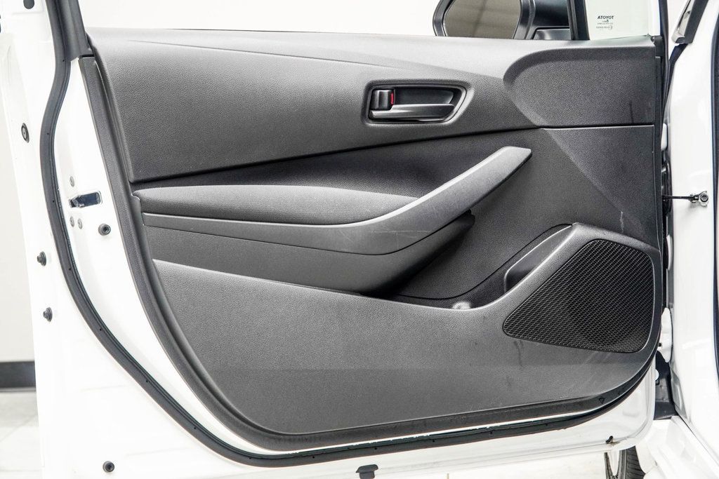 2022 Toyota Corolla LE photo 23