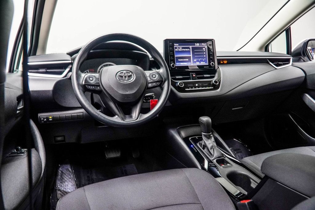 2022 Toyota Corolla LE photo 3