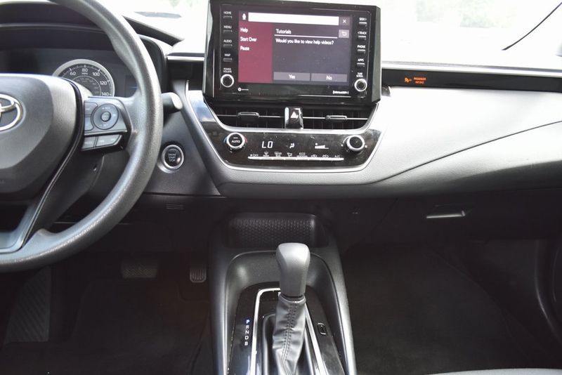 2022 Toyota Corolla LE photo 17