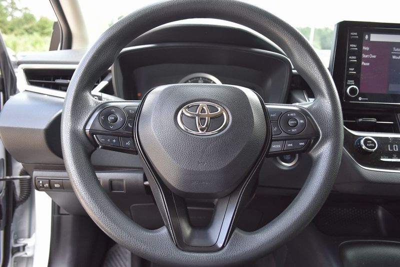 2022 Toyota Corolla LE photo 19