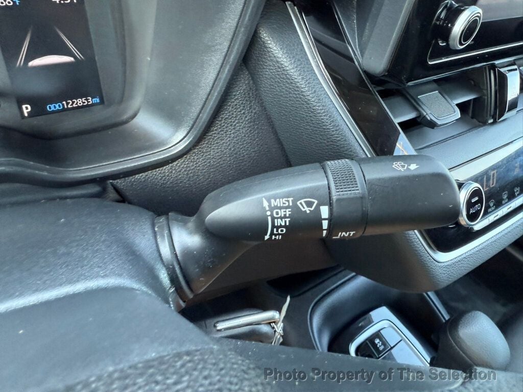 2022 Toyota Corolla LE photo 19
