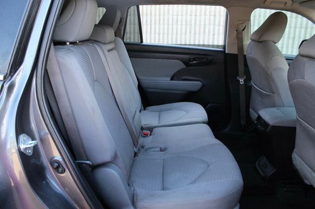 2022 Toyota Highlander LE - Photo 6