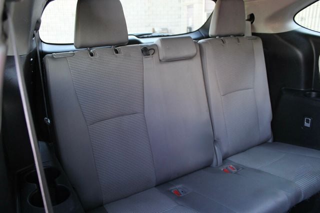 2022 Toyota Highlander LE - Photo 8