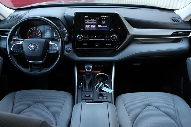 2022 Toyota Highlander LE - Photo 9
